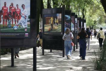 Exposicioacuten fotograacutefica de la Unioacuten Europea y CDMX celebra la pasioacuten por el fuacutetbol
