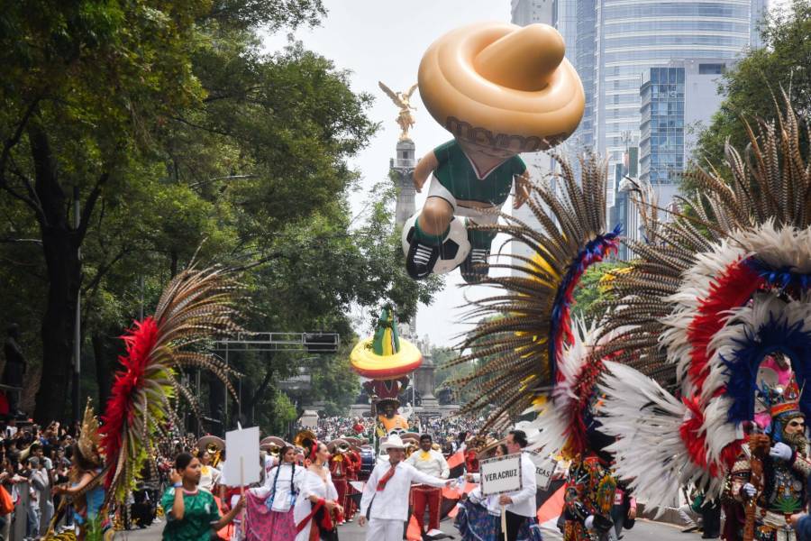 Comenzó el Gran Desfile Mundialista en CDMX con homenaje a leyendas del futbol y tradiciones mexicanas   