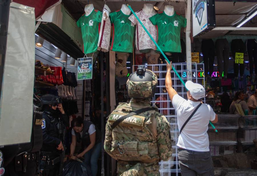 Multas millonarias por venta de playeras pirata durante la fiebre mundialista en México
