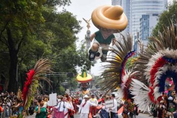 Comenz&oacute; el Gran Desfile Mundialista en CDMX con homenaje a leyendas del futbol y tradiciones mexicanas