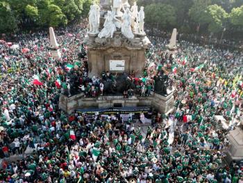 M&aacute;s de 500 mil aficionados celebraron inicio del Mundial en CDMX entre cierres y festejos
