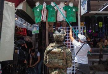 Multas millonarias por venta de playeras pirata durante la fiebre mundialista en M&eacute;xico