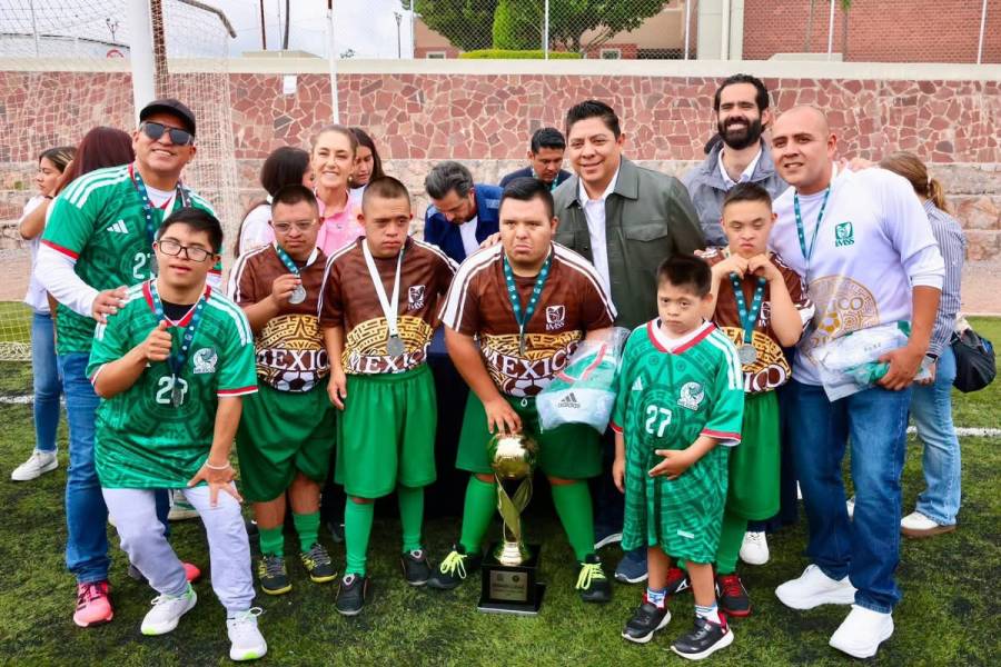 Sheinbaum reconoce a jóvenes futbolistas en San Luis Potosí y les regale boletos para el Mundial; va acompañada del gobernador Ricardo Gallardo