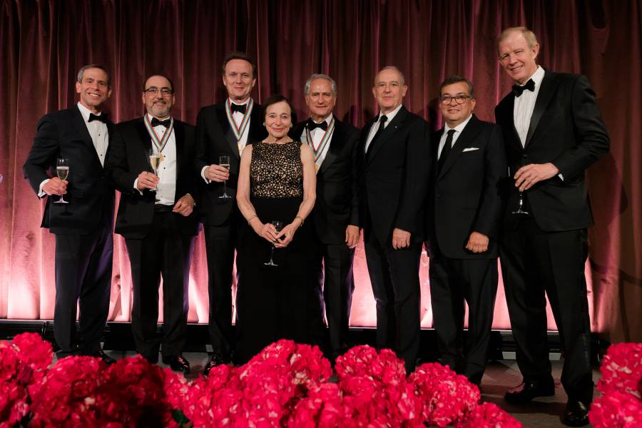 ¡Alejandro Soberón, fundador y CEO de OCESA, recibe la Medalla de Oro de Americas Society por sus contribuciones al progreso de México y América Latina!