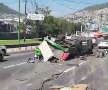 Accidente de transporte p&uacute;blico en la M&eacute;xico-Pachuca deja 14 personas lesionadas y severas afectaciones viales