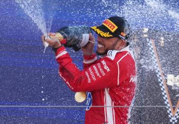 Hamilton gana en Catalu&ntilde;a y festeja por fin con Ferrari