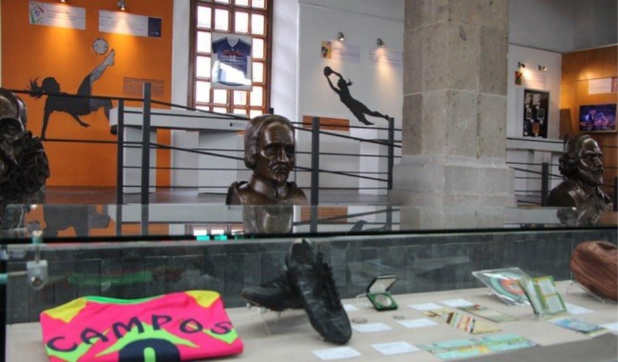 Biblioteca de México inaugura exposición que une el futbol con la literatura 