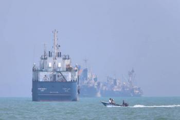 Iraacuten reanuda traacutensito en el estrecho de Ormuz tras levantamiento de bloqueo naval de EEUU