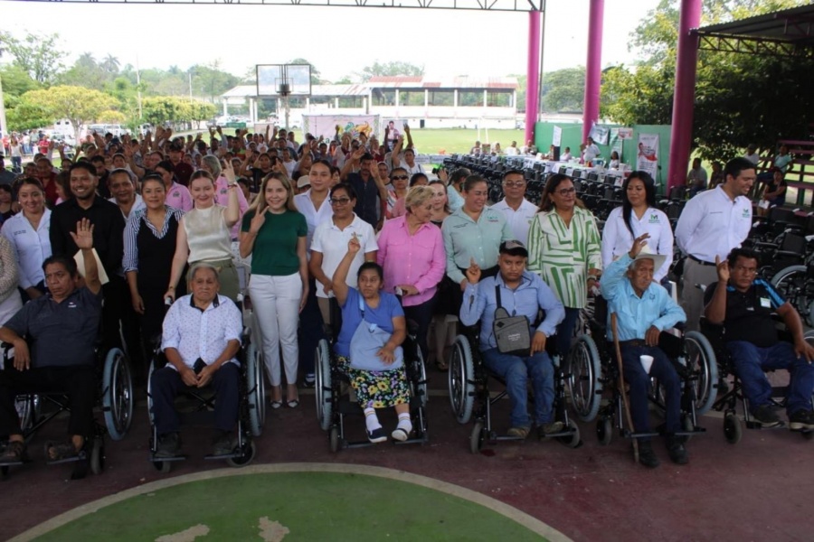 Gobierno de San Luis Potosí entrega sillas de ruedas a personas con discapacidad en la Huasteca