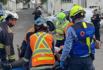 Mujer resulta lesionada tras volcadura en Las Am&eacute;ricas