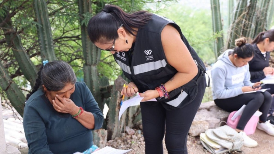 SEDIF entrega paquetes de semillas a comunidades marginadas en Tolim&aacute;n