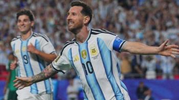 Messi firma hat-trick y Argentina vence a Argelia en su debut