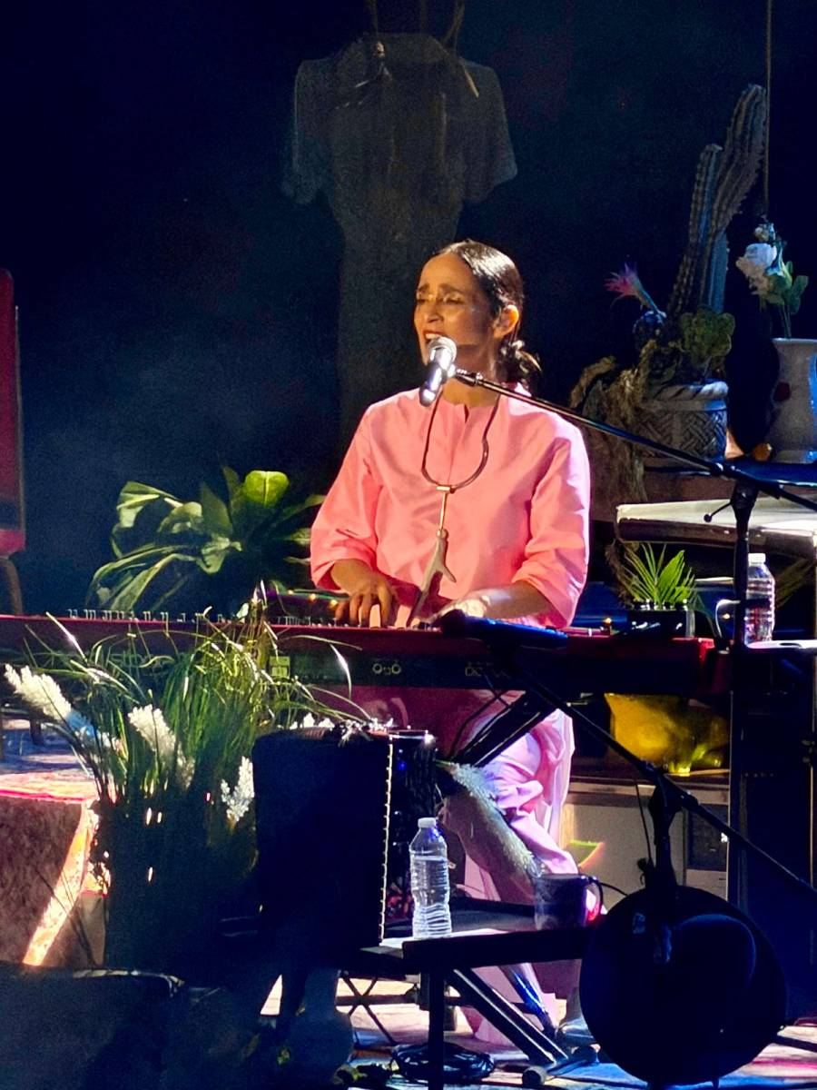 Julieta Venegas emociona al p&uacute;blico con un concierto &iacute;ntimo y lleno de invitados en el Auditorio Nacional