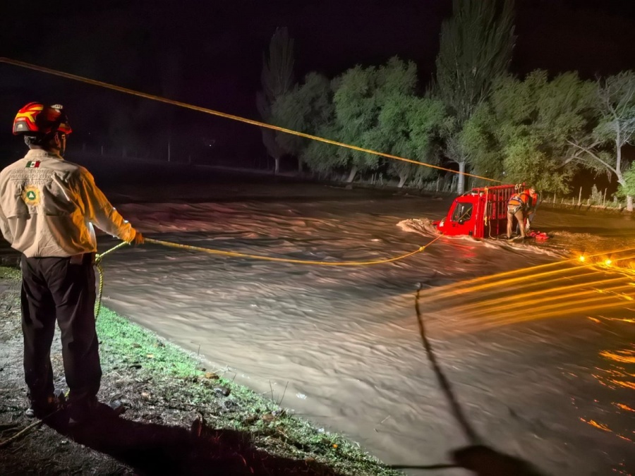 Rescatan a cuatro personas arrastradas por corriente en Bocoyna durante lluvias