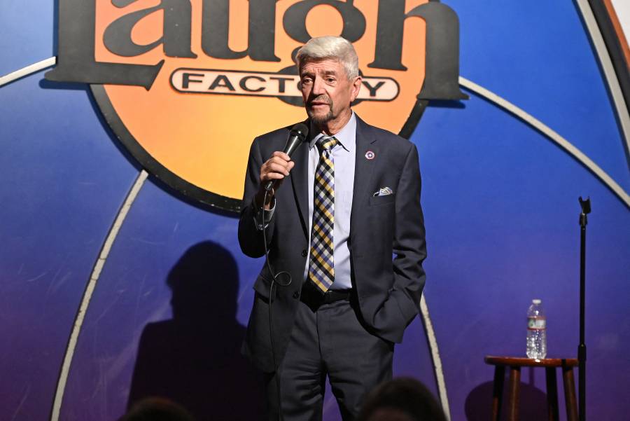Fallece Tom Dreesen, referente de la comedia estadounidense y colaborador de Frank Sinatra
