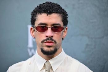 Bad Bunny rompe r&eacute;cord: primer artista hispano en superar mil millones de d&oacute;lares en giras