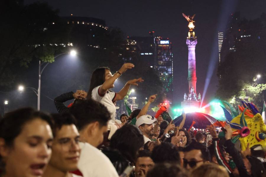 Multitudinario festejo en el &Aacute;ngel de la Independencia tras triunfo de M&eacute;xico sobre Corea del Sur