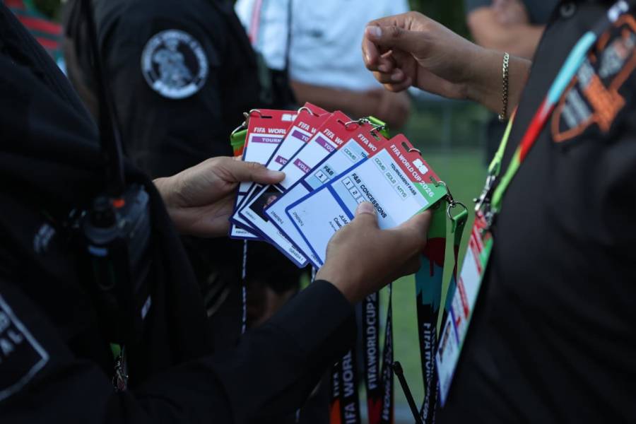 Detienen a 10 personas con acreditaciones falsas en partido México-Corea