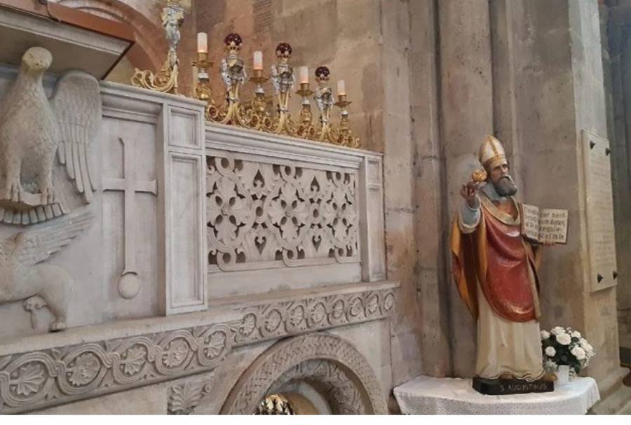 Papa León XIV exhorta a ser constructores de paz durante visita a la tumba de San Agustín en Italia