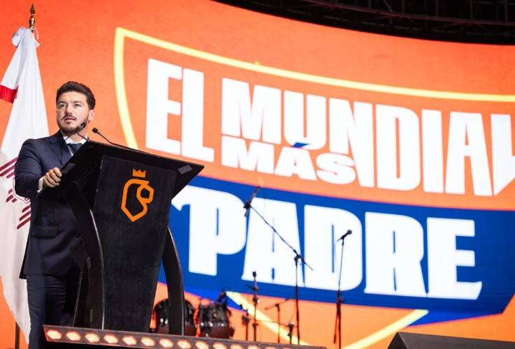 Gobernador de Nuevo León celebra a servidores públicos padres de familia con evento mundialista