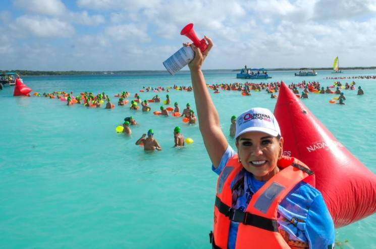 Mara Lezama encabeza el XX Maratón de Aguas Abiertas de Bacalar con más de mil 500 nadadores