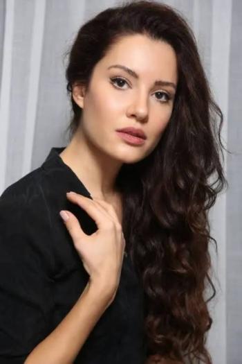 Investigan si una mordedura de mono influy&oacute; en la inesperada muerte de la actriz Ece İrtem