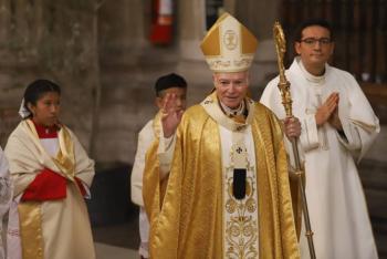 Cardenal Aguiar destaca el compromiso de los padres que cr&iacute;an solos a sus hijos