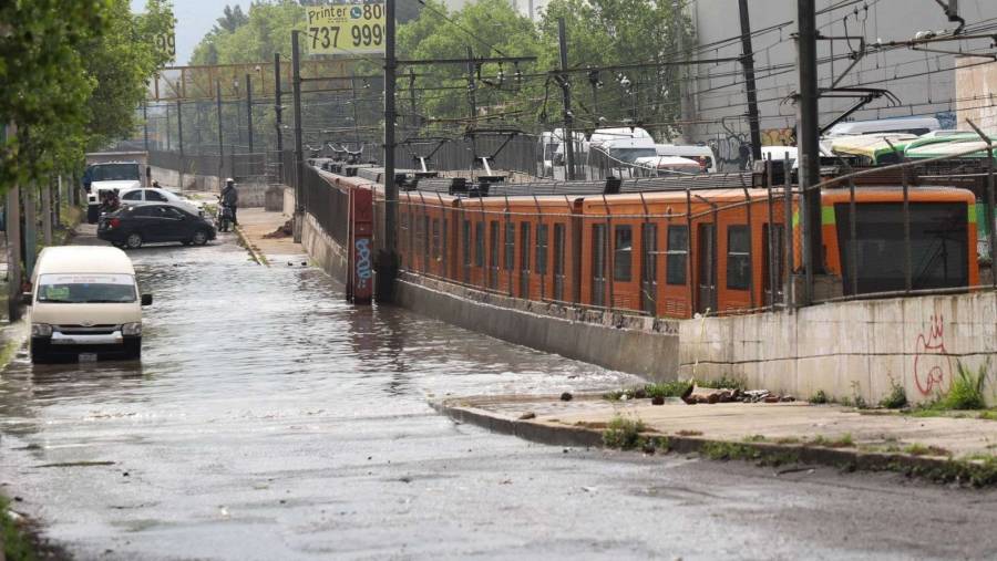 Lluvias intensas provocan inundaciones y suspensión parcial del Metro en CDMX