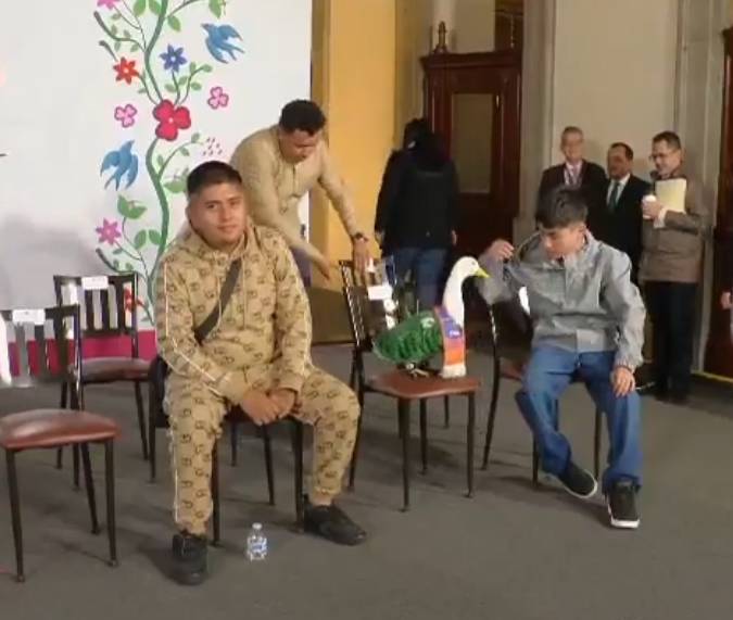 “Pato Merl&iacute;n” y sus due&ntilde;os asisten a la ma&ntilde;anera por invitaci&oacute;n de Sheinbaum
