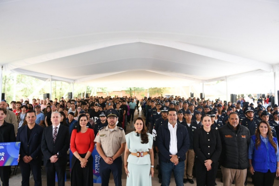 Gobernadora Tere Jim&eacute;nez entrega obras educativas y becas en bachillerato militarizado de Aguascalientes