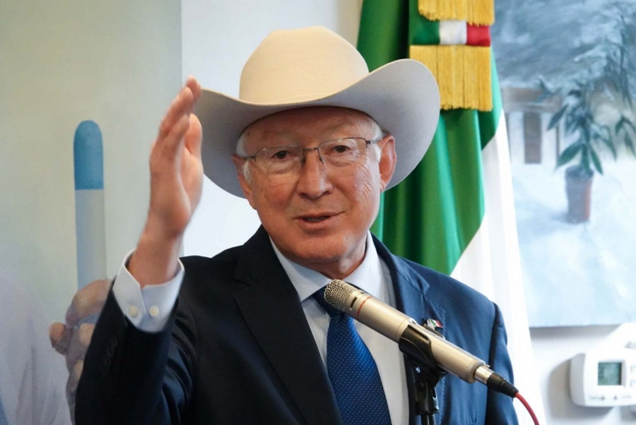 Sheinbaum pide cautela por libro de Ken Salazar sobre AMLO
