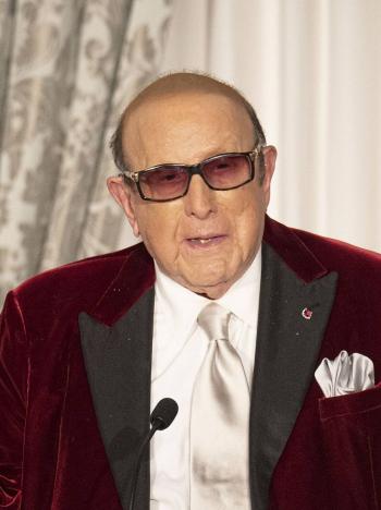 Fallece Clive Davis figura clave en la historia de la industria musical