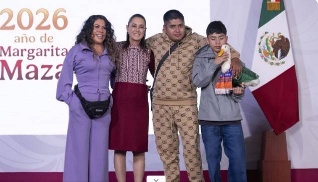 Merl&iacute;n, el pato viral del Mundial, visita a Sheinbaum