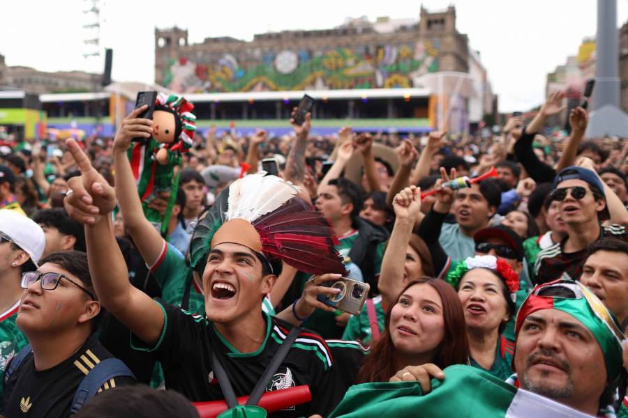 Autoridades redirigen a aficionados ante la saturaci&oacute;n del Z&oacute;calo por el Mundial