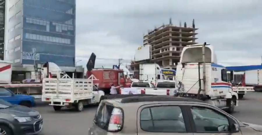 Transportistas bloquean autopistas M&eacute;xico-Quer&eacute;taro, M&eacute;xico-Puebla y M&eacute;xico-Pachuca en protesta por inseguridad