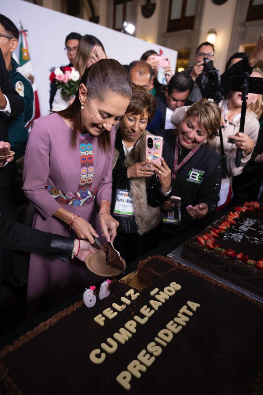 Sheinbaum parte pastel en Palacio Nacional por su cumpleantildeos 64