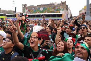 Autoridades redirigen a aficionados ante la saturaci&oacute;n del Z&oacute;calo por el Mundial