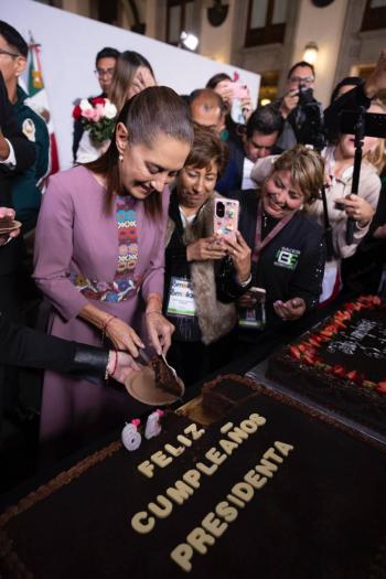 Sheinbaum parte pastel en Palacio Nacional por su cumplea&ntilde;os 64