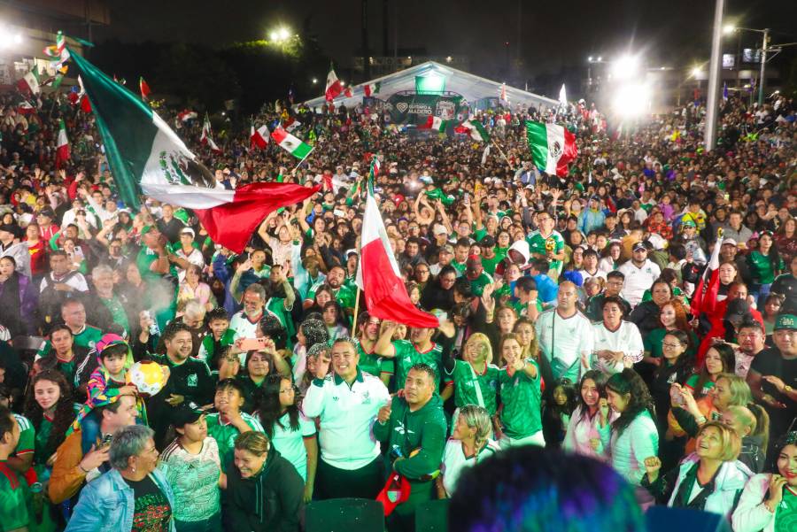 Multitudinaria celebración en la GAM por la victoria de México en pantalla gigante