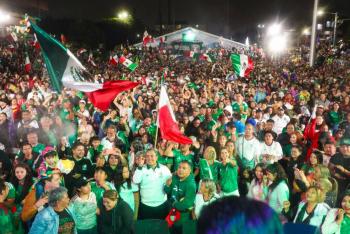 Multitudinaria celebracioacuten en la GAM por la victoria de Meacutexico en pantalla gigante