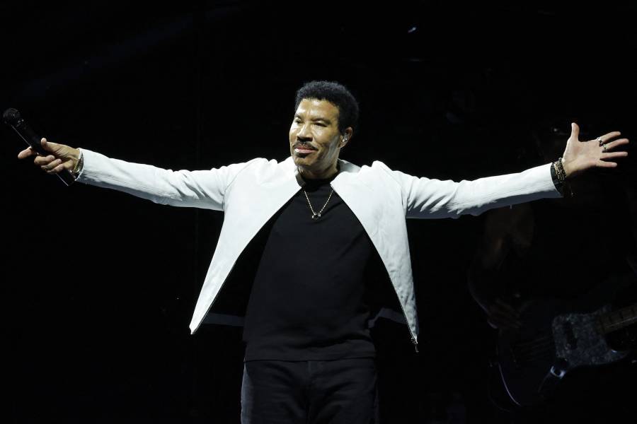 Lionel Richie aplaza dos conciertos por recomendación médica tras sufrir un malestar en el inicio de su gira