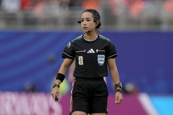 Katia Itzel Garc&iacute;a dirige su primer partido en el Mundial
