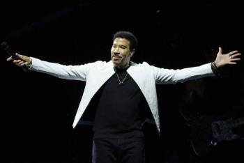 Lionel Richie aplaza dos conciertos por recomendaci&oacute;n m&eacute;dica tras sufrir un malestar en el inicio de su gira