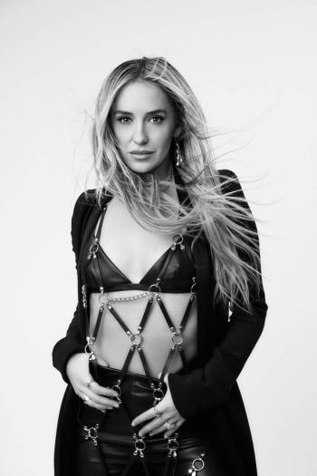 EL NUEVO SENCILLO DE LAINEY WILSON  YA ESTA DISPONIBLE