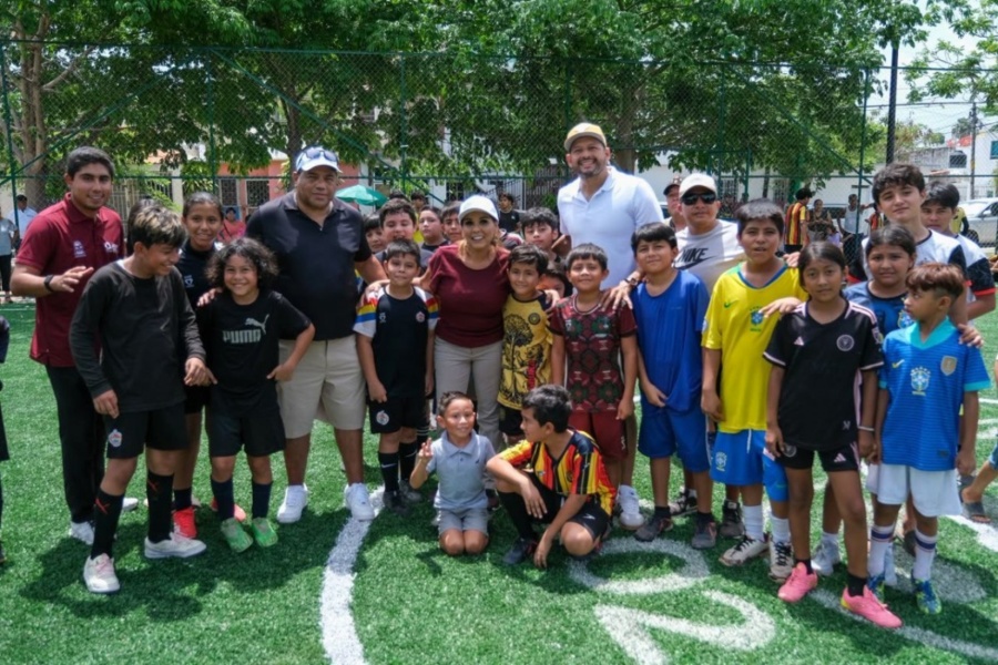 Mara Lezama supervisa nueva cancha de fútbol 5 en Cancún, parte del legado del Mundial Social 2026