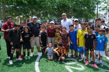 Mara Lezama supervisa nueva cancha de f&uacute;tbol 5 en Canc&uacute;n, parte del legado del Mundial Social 2026