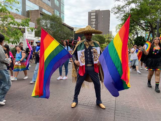 Jota de derecha estaacutes en fuera de lugar Marcha LGBTTTIQ alerta de riesgos de la derecha pero advierte deuda izquierdista