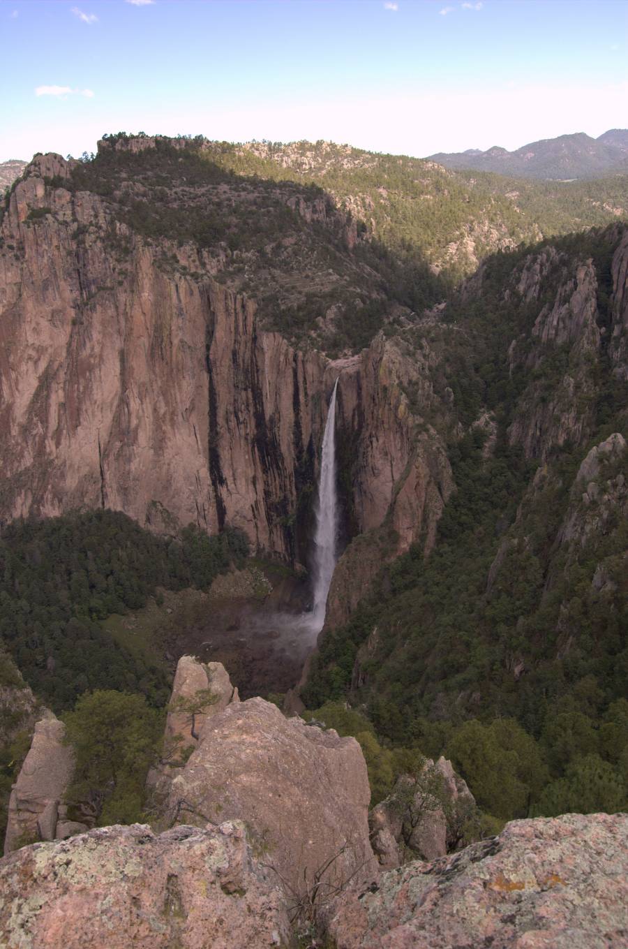Rayo provoca muerte de turista en la Cascada de Basaseachi; su esposa resulta herida