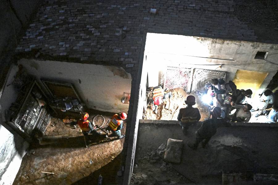 Derrumbe de techo en escuela de Pakistán deja al menos 14 niños muertos; podrían quedar más atrapados