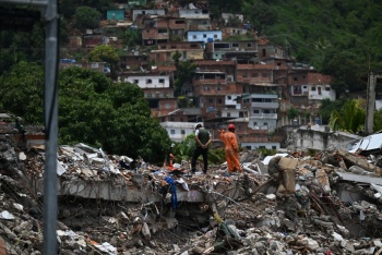 Rescate de un ni&ntilde;o devuelve esperanza en Venezuela tras seis d&iacute;as de b&uacute;squeda entre los escombros